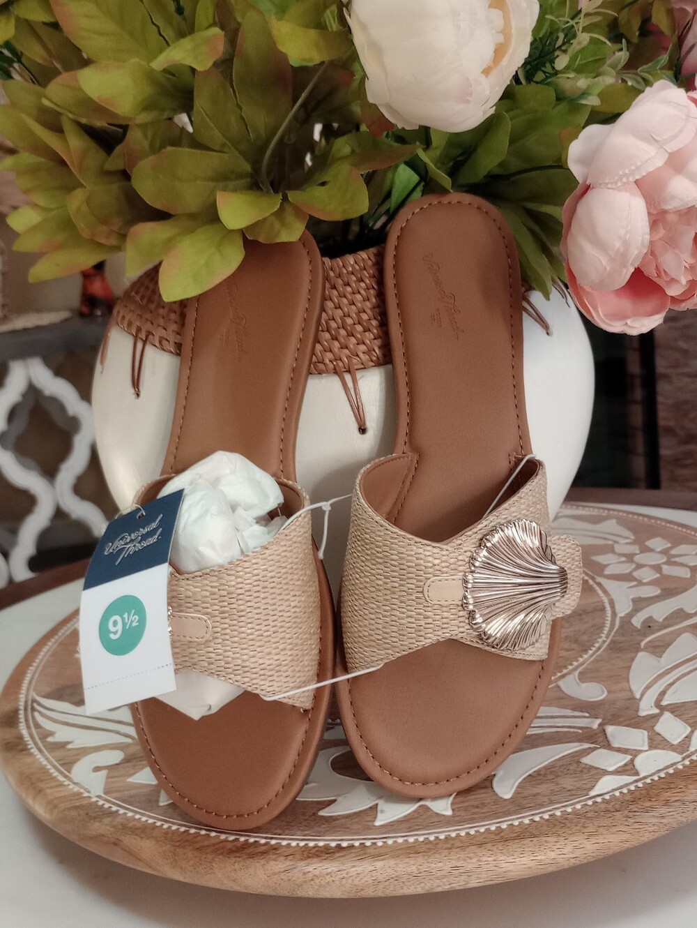 Universal Thread Tan Slide Sandals with Gold Shell Accent Size 9.5